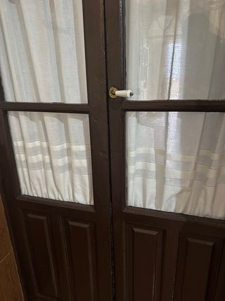 Puerta de madera oscura con cristal