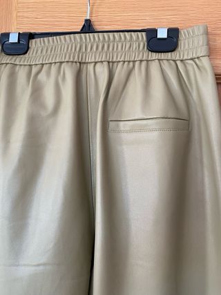 Pantalones polipiel de Mango