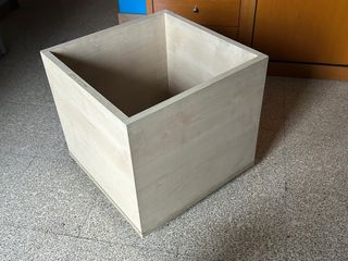 Cubo de madera beige con ruedas