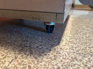 Cubo de madera beige con ruedas