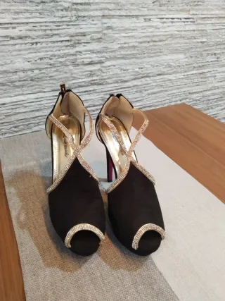 Zapatos de tacón negros y dorados