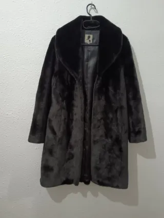 Elegante abrigo de piel sintética negro