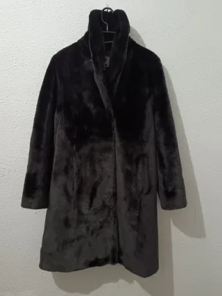 Elegante abrigo de piel sintética negro