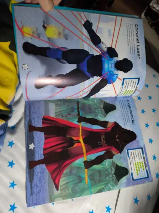 Libro de pegatinas Superhéroes Usborne