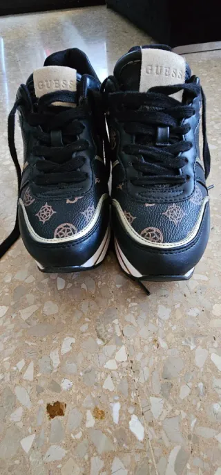 Bambas Guess negras y doradas poco uso