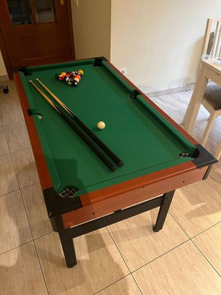Mesa de billar con accesorios