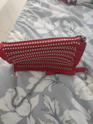 Bolso de piel rojo con tachuelas