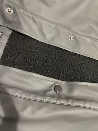 Chubasquero impermeable Vero Moda gris forro polar