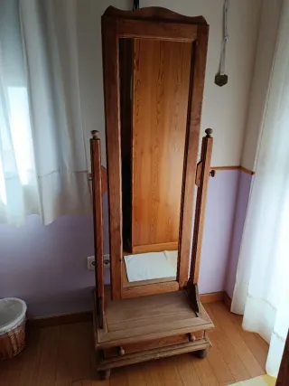 Espejo de habitación de madera.