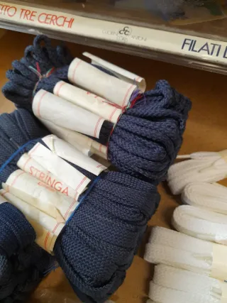 Stringa Lacci per scarpe bianchi e blu ancora