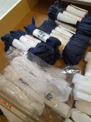 Stringa Lacci per scarpe bianchi e blu ancora