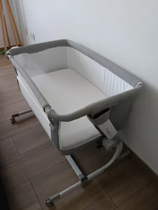 Cuna colecho gris y blanca