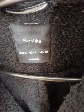Cazadora efecto piel Bershka negra M