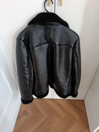 Cazadora efecto piel Bershka negra M