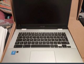 Portátil ASUS en su caja original, esta impecable.