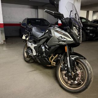 CF Moto 700 MT Negra/Gris