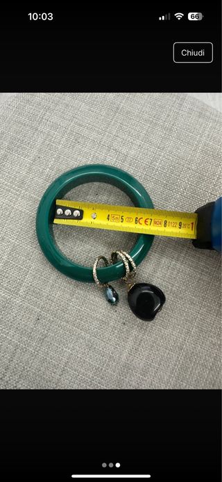 Bracciale verde con ciondoli neri