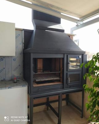 Barbacoa di legna metallica con forno