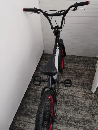 Bici BMX  y Roja 20 pulgadas.