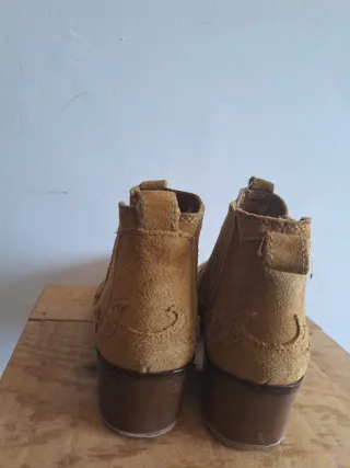 2 Botines de piel beige y marrón y zapato plateado