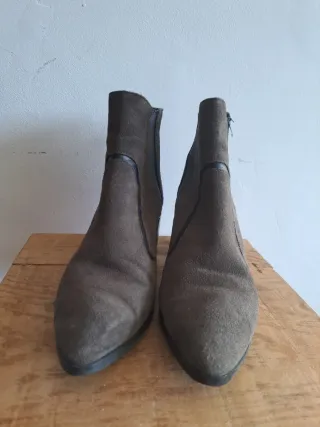 2 Botines de piel beige y marrón y zapato plateado