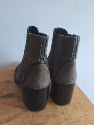 2 Botines de piel beige y marrón y zapato plateado