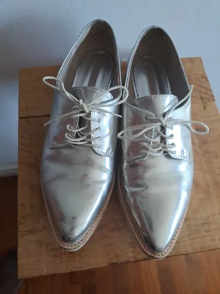 2 Botines de piel beige y marrón y zapato plateado