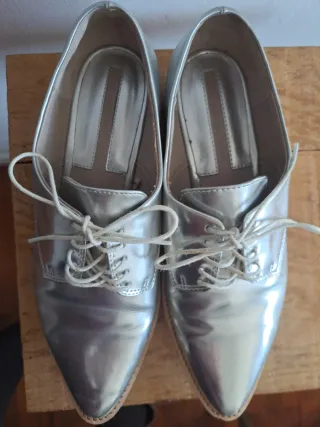 2 Botines de piel beige y marrón y zapato plateado