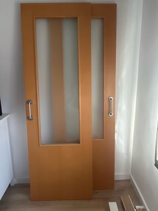 Puertas correderas de madera con cristal