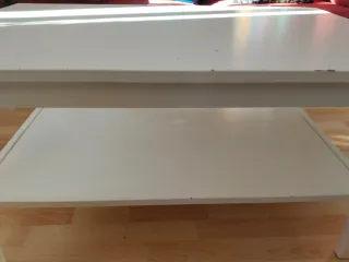 Mesa de centro de madera macisa blanca.