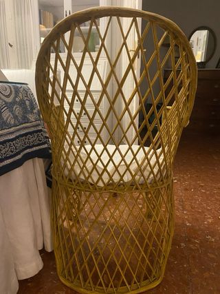 Sillón colonial simil resina tejido.