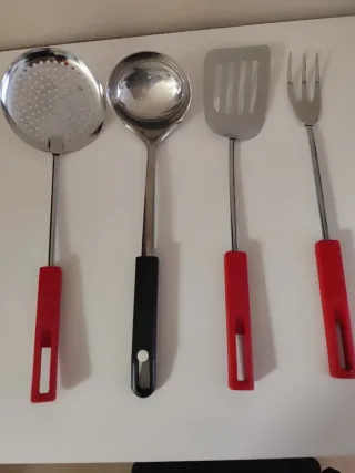 Set di utensili da cucina in metallo e plastica