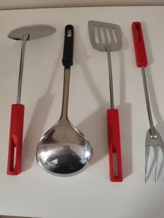 Set di utensili da cucina in metallo e plastica