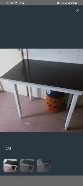 Mesa de cocina negra y blanca