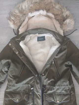 Chaqueta Stradivarius verde con capucha