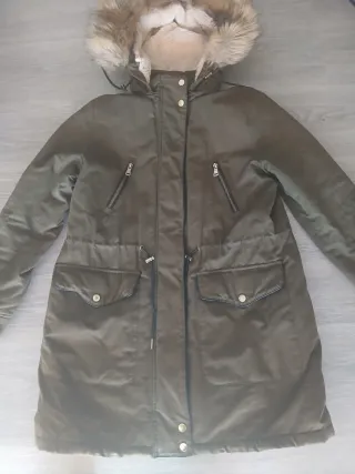 Chaqueta Stradivarius verde con capucha