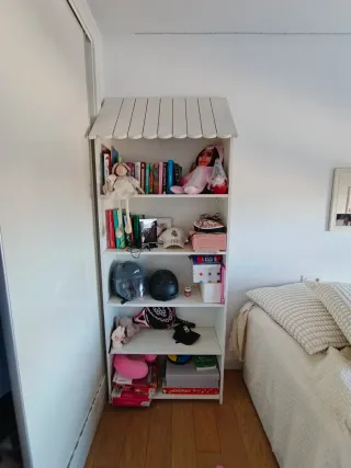 Estantería blanca estilo casita