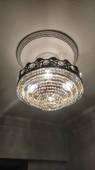 Lámpara vintage cristal dorada con cristalería.