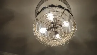 Lámpara vintage cristal dorada con cristalería.