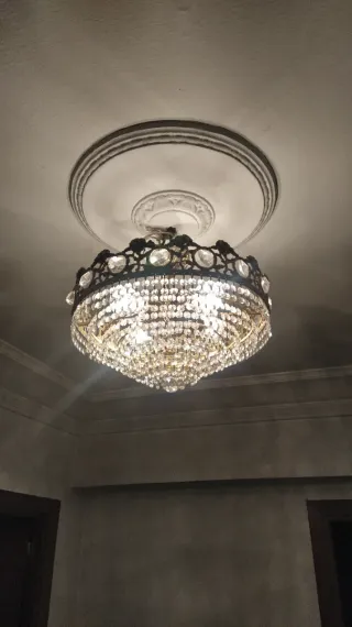 Lámpara vintage cristal dorada con cristalería.