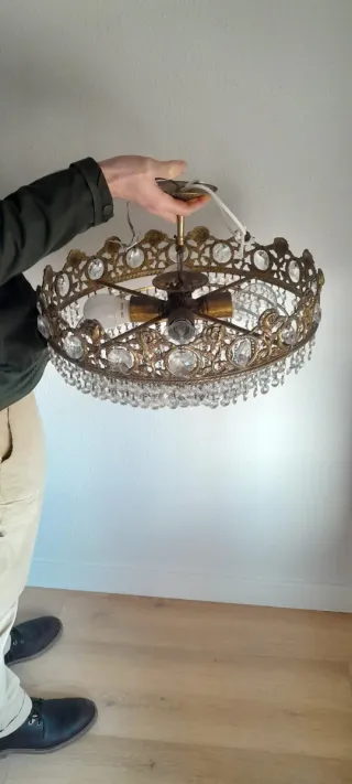 Lámpara vintage cristal dorada con cristalería.