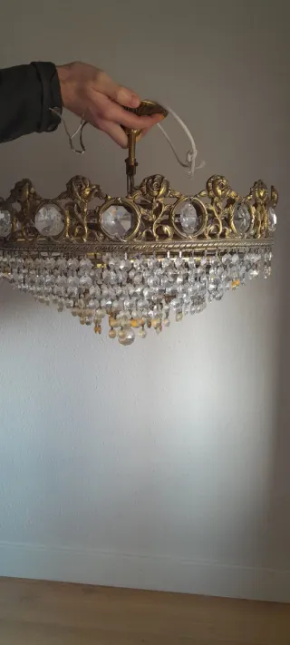 Lámpara vintage cristal dorada con cristalería.