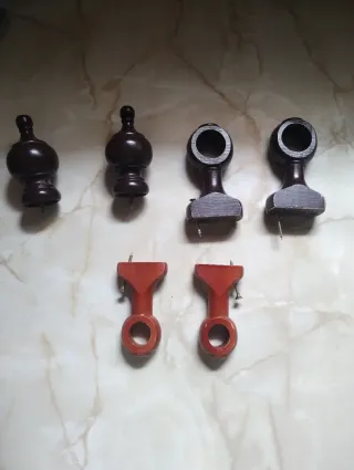 Soportes y alzapaños de madera