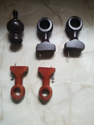 Soportes y alzapaños de madera