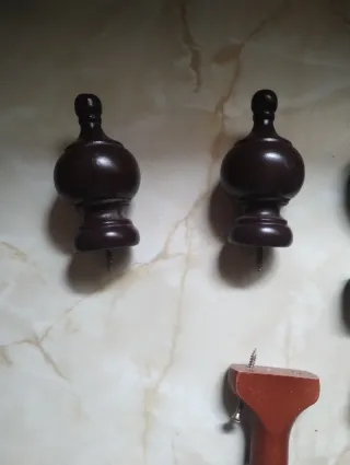 Soportes y alzapaños de madera