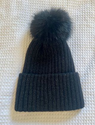 Gorro negro suave con pompón