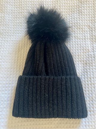 Gorro negro suave con pompón