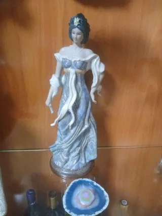 Figura porcelana dama elegante