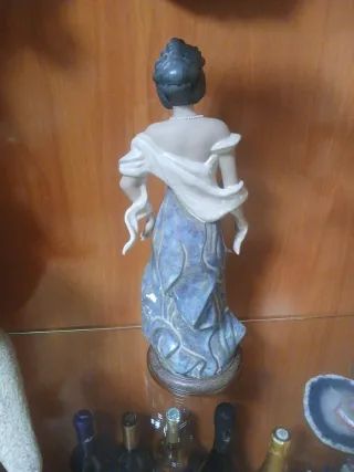 Figura porcelana dama elegante