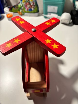 Elicottero in legno rosso con stelle gialle